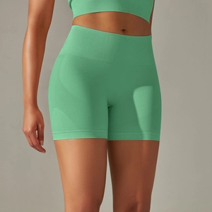 Détail du short de yoga vert menthe sans couture avec taille haute et soutien côtelé
