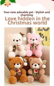 Détail de peluches ours de Noël avec bonnets et écharpes à carreaux en panier