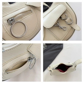Détails du sac à bandoulière crème avec ferrures métalliques et doublure rouge foncé