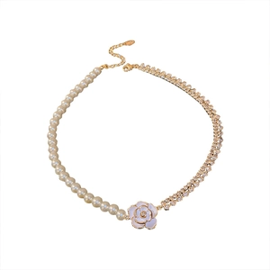 Collier élégant plaqué or avec perles, strass et pendentif en fleur de camélia