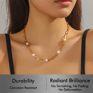 Gros plan d'un collier en acier inoxydable doré avec perles blanches sur un mannequin