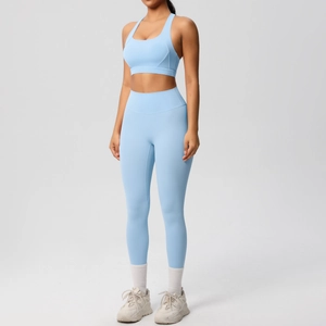 Conjunto de yoga azul claro con mallas de cintura alta y sujetador deportivo fitness