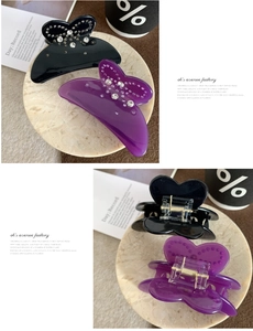 Detailansicht der strassbesetzten Schmetterlings-Haarklammern in Violett und Schwarz