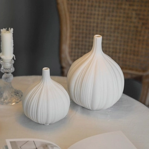 Set di due vasi in ceramica bianca opaca a forma di aglio con elegante trama a coste