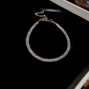 Vue détaillée du bracelet en zircon argenté avec fermoir mousqueton sur velours noir