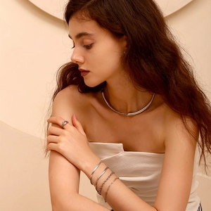 Set di gioielli in acciaio inossidabile argento con collane e bracciali indossati dal modello