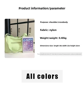 Détail du sac de sport en nylon vert clair 38x22x22cm avec poche latérale zippée