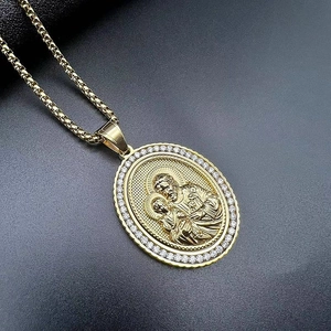 Collier avec pendentif Jésus en acier plaqué or et zircons sur fond texturé noir