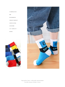 Detail von atmungsaktiven Baumwoll-Kindersocken mit sportlichem Farbblock-Design und Logo