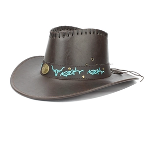 Detail eines dunkelbraunen Leder-Cowboyhuts mit Stierkopf-Stickerei und Metallnieten