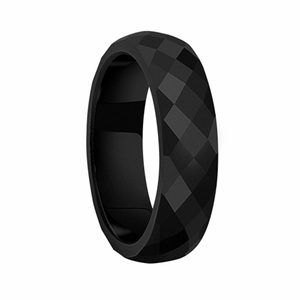 Detail eines 6 mm schwarzen Silikonrings mit einer modernen geometrischen Rautenoberfläche