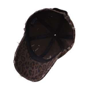 Detail des Innenfutters aus 100% Baumwolle und Waschetikett der Leopard-Baseballkappe