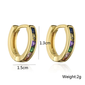 Détail de boucles d'oreilles en or 18K avec zircons arc-en-ciel, hauteur 1,3 cm et poids 2g
