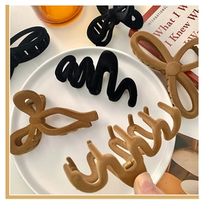 Détails de pinces à cheveux en velours aux formes de nœud et de vague, noir et café