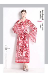 Détails du décolleté en V et de l'imprimé floral vintage sur la robe longue fluide