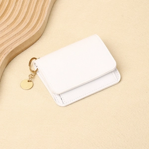 Mini portafoglio bianco in pelle a grana con portachiavi dorato e ciondolo rotondo
