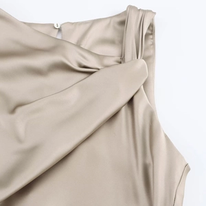 Elegante champagne satijnen jurk met geplooide hals en zijdezachte metalen afwerking