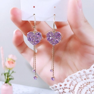 Élégantes boucles d'oreilles cœur violet avec longs glands dorés et pavé de cristaux S925