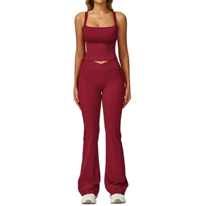 Ensemble de yoga rouge agate avec débardeur à col carré et pantalon évasé à taille haute