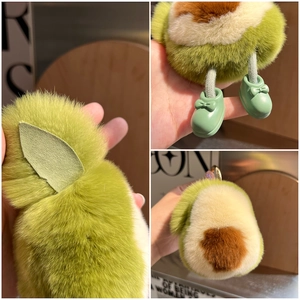 Dettagli di un portachiavi a forma di avocado in vera pelliccia di coniglio con scarpette