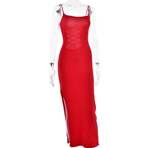Détail de robe rouge dos nu avec bretelles lacées et fente latérale sur un mannequin