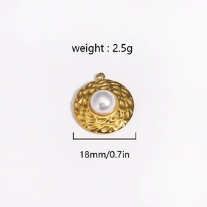 Vue macro du pendentif fleur doré avec diamètre 18mm, poids 2,5g et texture feuille