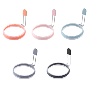 Set di 5 stampi per uova in silicone colorato con manici in metallo pieghevoli