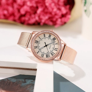 Elegante Quarzuhr in Roségold mit römischen Ziffern und diamantbesetzter Lünette