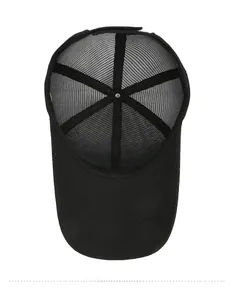 Dettaglio della struttura a sei pannelli in rete e chiusura interna in metallo del berretto