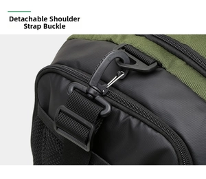 Détail du crochet rotatif noir amovible et de la sangle du sac de sport vert