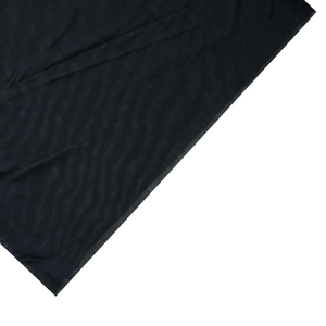 Gros plan sur le tissu en maille noire montrant la texture fine pour une robe longue