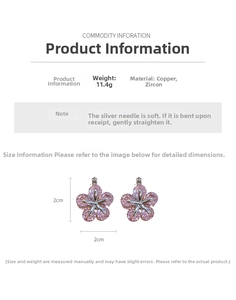 Détail macro de boucles d'oreilles fleurs en zircon rose 2cm avec tiges en argent S925