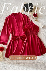 Détail de l'ensemble pyjama en satin rouge avec dentelle sur tapis en peluche