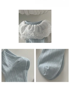 Détail de chaussette bleu clair avec bordure en dentelle blanche et broderie nœud