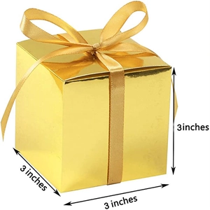 Detail van 3-inch gouden vierkante geschenkdoos met spiegelglans afwerking en lint