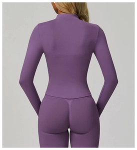 Vue de dos d'un ensemble de yoga violet avec veste ajustée et leggings assortis