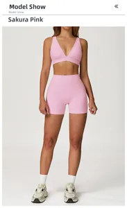 Vue détaillée de l'ensemble de yoga rose cerisier avec brassière col V et short taille haute