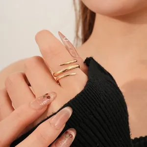 Anello a spirale dorato geometrico largo e regolabile per donna al dito