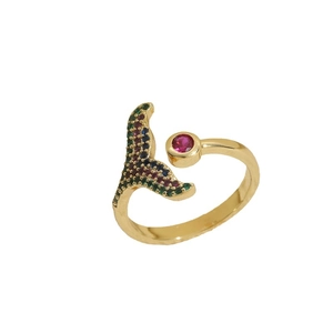 Bague ouverte queue de sirène dorée avec zircons colorés et gemme rose sur fond blanc