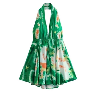 Miniabito verde tie-dye con scollo all'americana e schiena scoperta in raso liscio