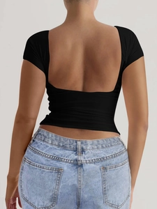Détail d'un haut moulant noir à manches courtes avec dos nu pour femme montrant la coupe dos