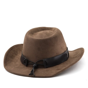 Détail du chapeau de cowboy en daim marron foncé avec bande en cuir noir et surpiqûres