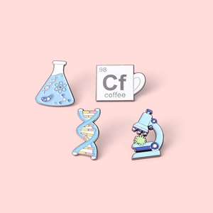 Wissenschafts-Emaille-Anstecknadel-Set mit DNA, Mikroskop und Kolben auf rosa Hintergrund