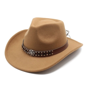 Klassischer Western Cowboyhut aus khakifarbenem Filz mit Nietenkordel und Vintage-Metallemblem