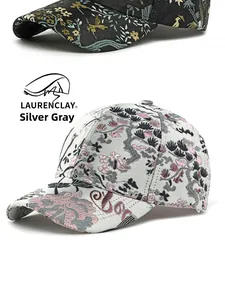 Nahaufnahme von Ethno-Baseballkappen mit aufwendiger Blumenstickerei und Jacquard-Struktur