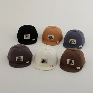 Cappellini in cotone morbido per neonati con logo a topo in sei colori diversi