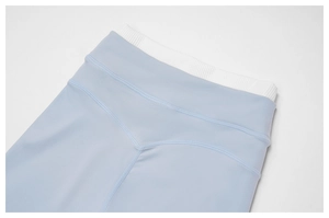 Détail du short de yoga taille haute avec taille en V et coutures nervurées