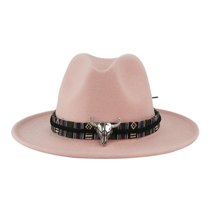 Dettaglio di cappello in feltro rosa con fascia etnica e accessorio in metallo argento