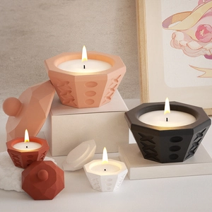 Chique geometrische kaarspotten in roze zwart en wit op displaystandaarden