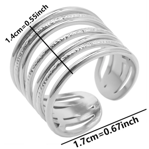 Détail de la bague multicouche en acier inoxydable 304 avec texture martelée, largeur 1,4cm